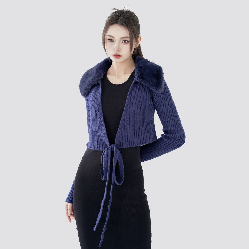 Cara Menata Kardigan Bertali Kerah Bulu untuk Pakaian Musim Dingin