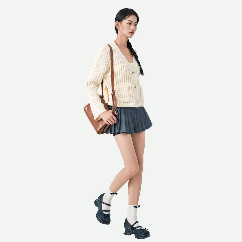 Cara melipat sweater rajutan dengan benar dan saat diterima untuk menggantungnya tanpa menyebabkan kerusakan